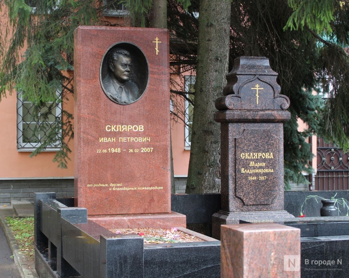 Нижегородцам показали, как выглядят могилы известных политиков - фото 1