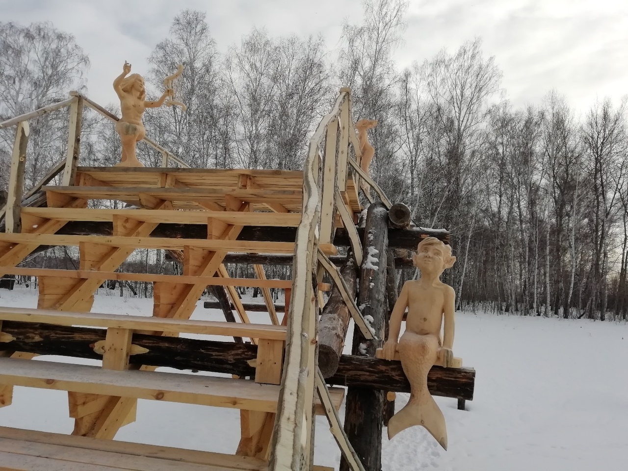 Воронежские резчики бензопилой оформили деревянными скульптурами мост Леонардо - фото 1