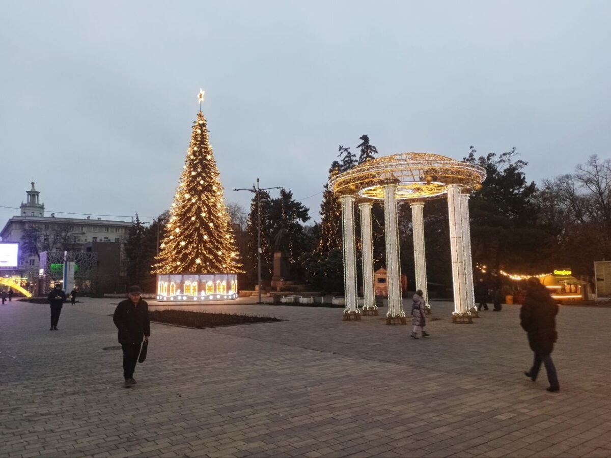 Шишки, елки и олени: как Ростов украсили перед Новым 2026 годом - фото 1
