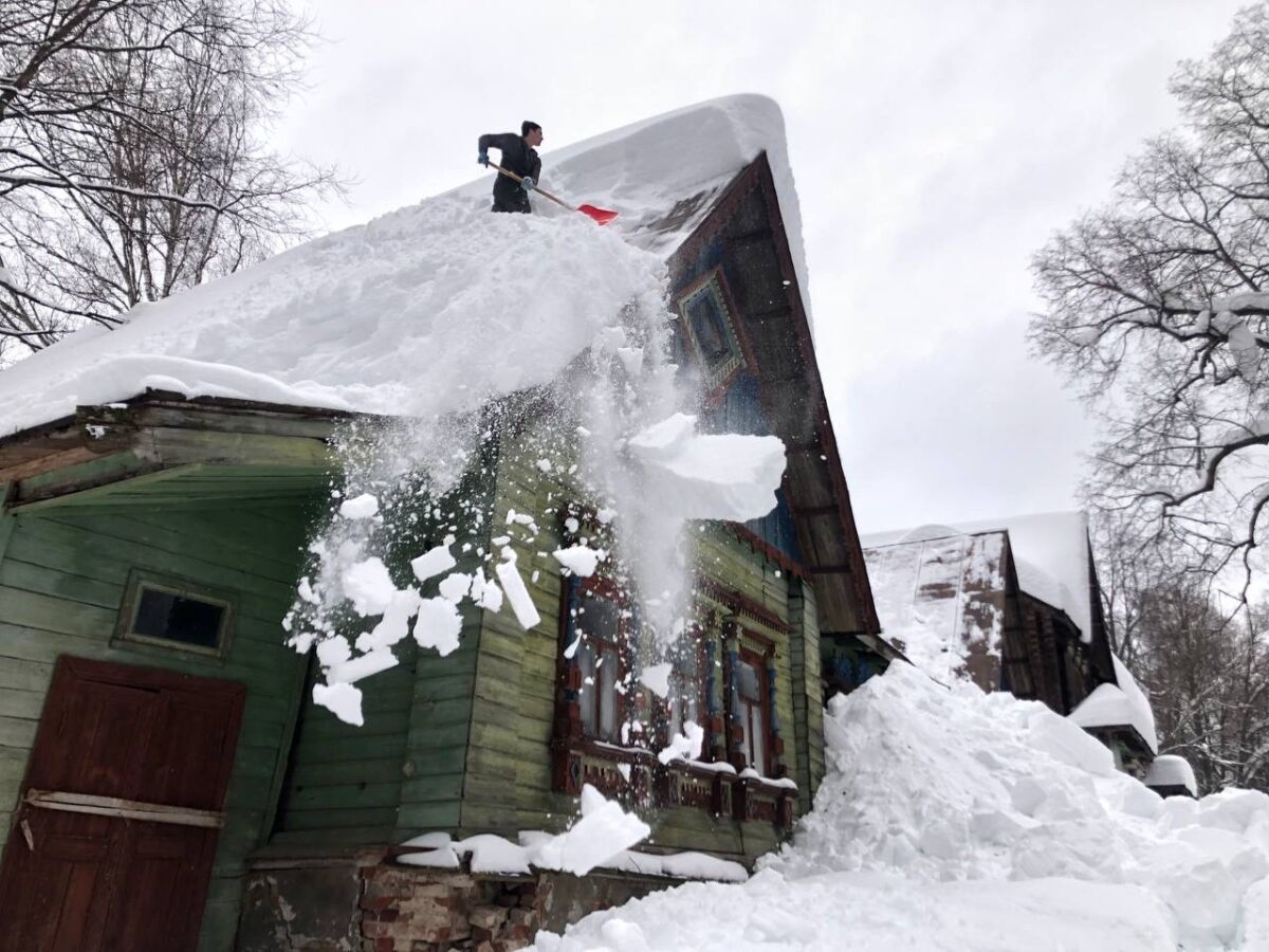 Кровли усадьбы Левашовых почистили от снега после обрушения одной из крыш - фото 1