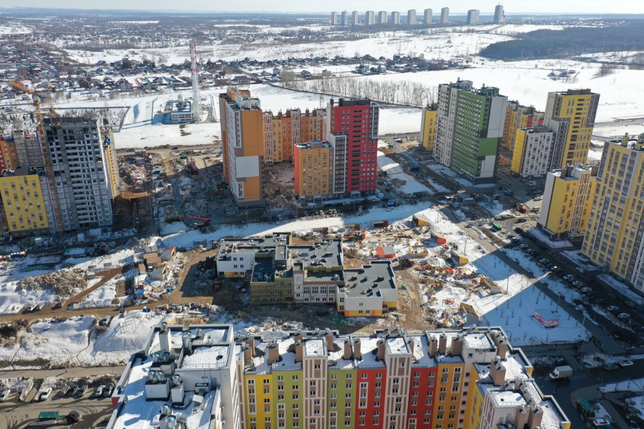 Власти Нижнего Новгорода объяснили укладку асфальта в снег возле детсада в Новой Кузнечихе - фото 1