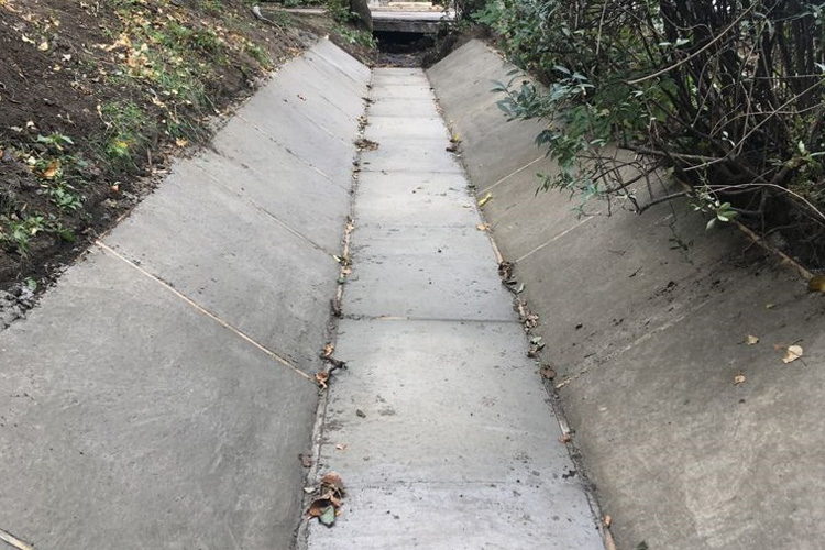 На ул. Б. Садовой и просп. Стачки в Ростове-на-Дону отремонтировали и прочистили ливневки