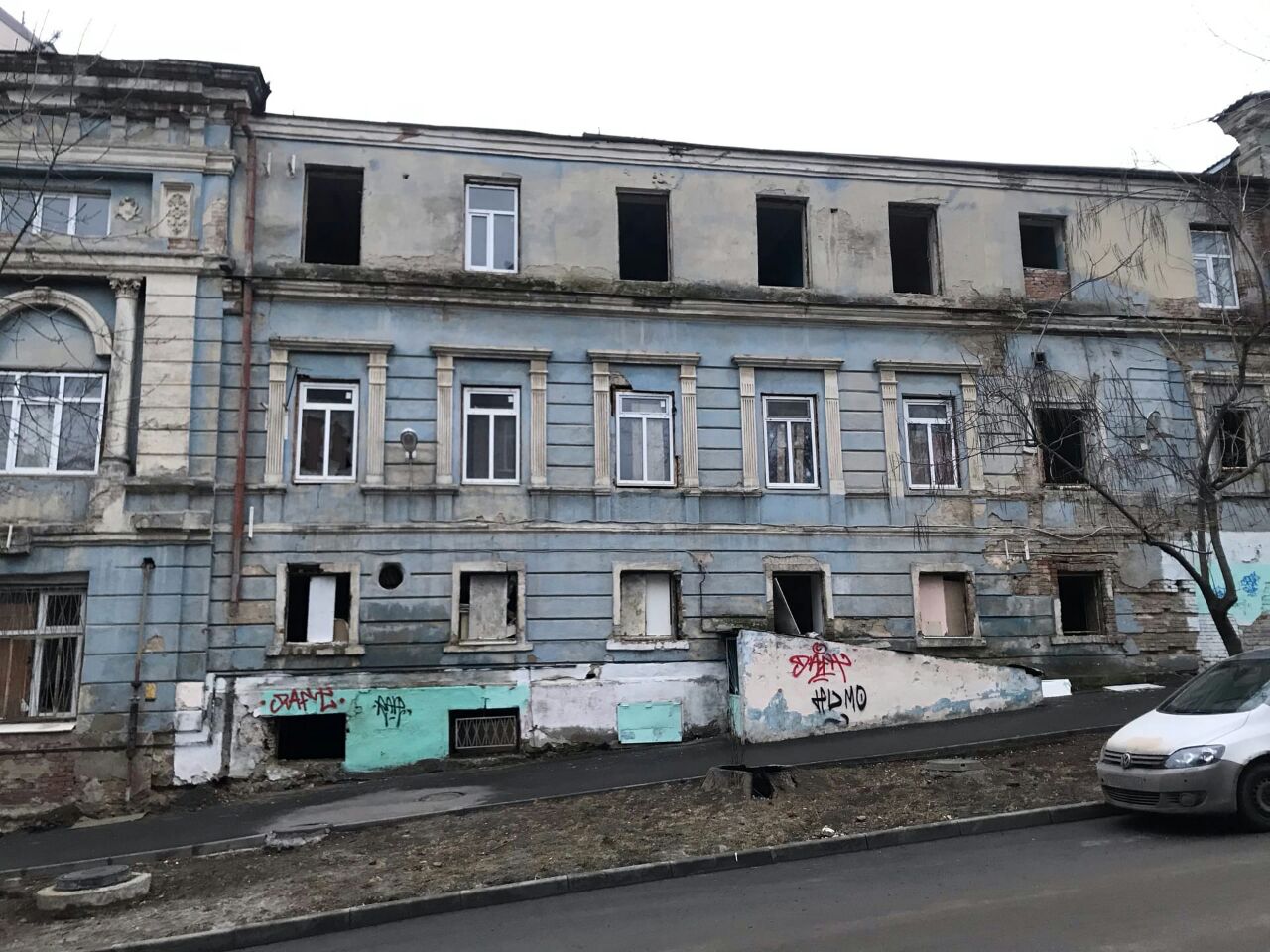 Здание бывшего туберкулезного диспансера в Ростове-на-Дону начали разворовывать - фото 1