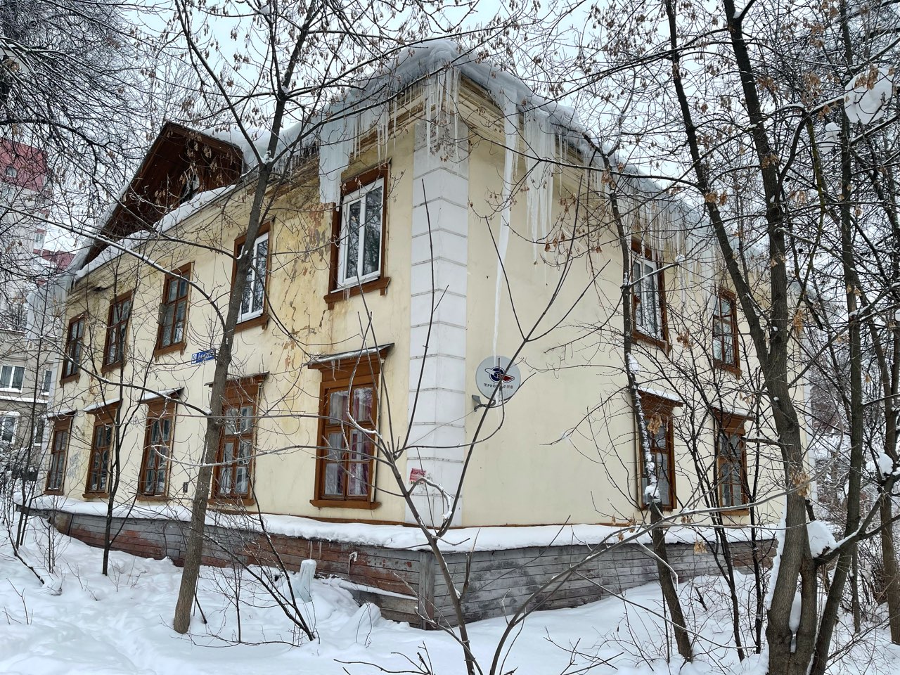 Нижегородцев предупредили о сходе наледи с крыш из-за потепления - фото 1