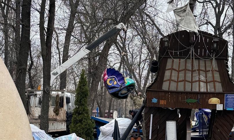 Аттракционы начали убирать в парке им. 1 Мая в Нижнем Новгороде - фото 1