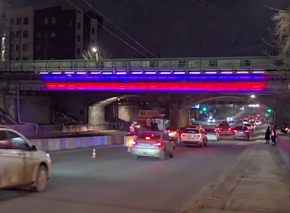 Иллюминация в цветах флага появилась на мосту на Нансена в Ростове - фото 1